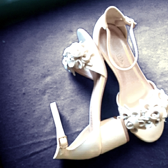 Ivory Rosette Wedding Heels Sz 6 - Picture 4 of 5